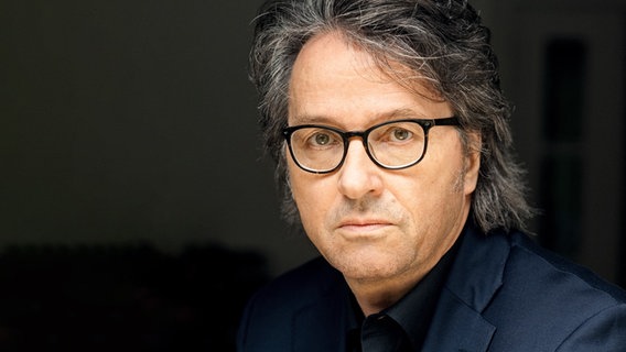 Ein mittelalter Mann mit Brille schaut in die Kamera. © Heike Steinweg Foto: Heike Steinweg