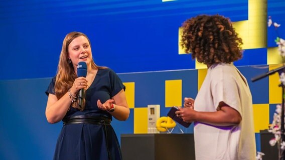 Die Gewinnerin des Sartorius LifeScienceXplained Preises Janina Isabell Otto spricht mit Moderatorin Denise M'Baye. Die Gewinnerin des Sartorius LifeScienceXplained Preises Janina Isabell Otto spricht mit Moderatorin Denise M'Baye. © NDR Foto: Axel Herzig