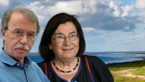 Die Schriftsteller Walter Kempowski (1929 - 2007) und Christa Wolf (1929 - 2011) vor norddeutscher Küstenlandschaft (Montage) © picture-alliance/dpa, picture-alliance/HB-Verlag Foto: Ingo Wagner, Tim Brakemeier, Sabine Lubenow