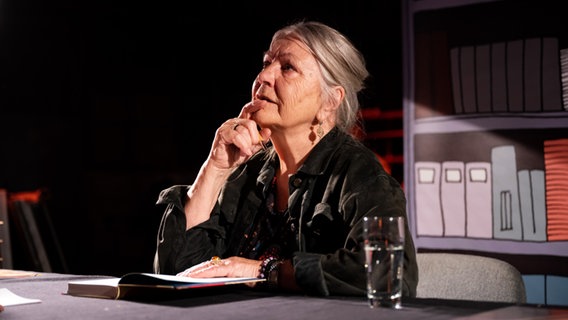 Eine ältere Frau mit grauen halblangen Haaren bei einer Lesung. Es ist die Autorin Helga Schubert. © Manuel Weber Foto: Manuel Weber