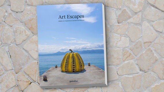 Buchcover: Art Escapes. Hidden Art Experiences Outside the Museum © Gestalten Verlag 