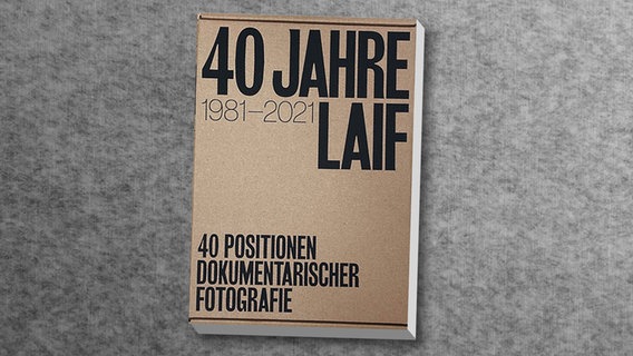 Katalogscover: 40 Jahre laif - 40 Positionen dokumentarischer Fotografie © laif-shop.de 
