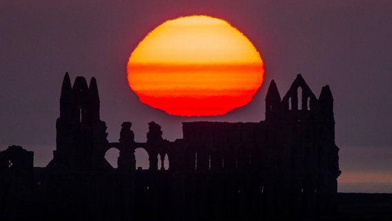Eine Burgruine im Gegenlicht einer untergehenden Sonne. © London News Pictures via ZUMA Wire Foto: Andrew Mccaren