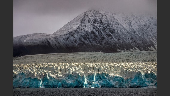 Eis und Gebirge in Paolo Verzones Bildband "Spitzbergen" © Paolo Verzone/ mare Verlag Foto: Paolo Verzone