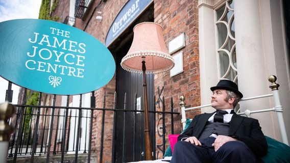 Das James Joyce Centre in Dublin - davor sitzt ein Mann im Joyceaner-Outfit © NDR Foto: Michael Marek