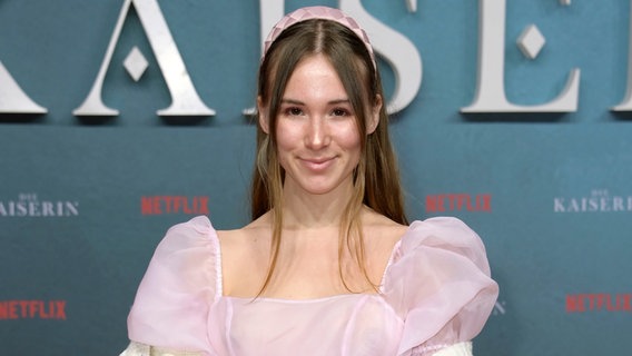 Valentina Vapaux vor einer blauen Wand beim Influencer Event zur Netflix-Serie "Die Kaiserin" 2022 © picture alliance / Geisler-Fotopress | Frederic Kern/Geisler-Fotopress Foto: Frederic Kern