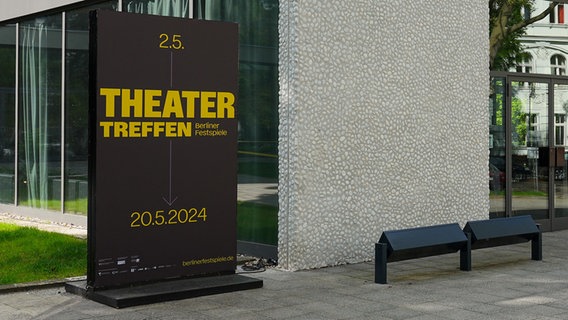Ein Plakat "Theatertreffen" steht vor dem Eingang des Hauses der Berliner Festspiele in der Schaperstraße. © picture alliance/dpa | Soeren Stache Foto: Soeren Stache