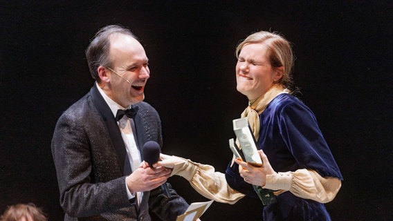 Moderator Felix Knopp (l.) überreicht der Schauspielerin Fritzi Haberlandt den Deutschen Theaterpreis "Der Faust". © dpa Bildfunk Foto: Markus Scholz