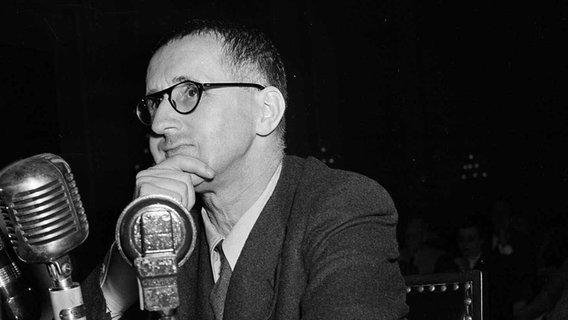Der deutsche Dramatiker Bertolt Brecht im Jahr 1947 bei einer gerichtlichen Anhörung in Washington. © picture alliance / ASSOCIATED PRESS | HLG 
