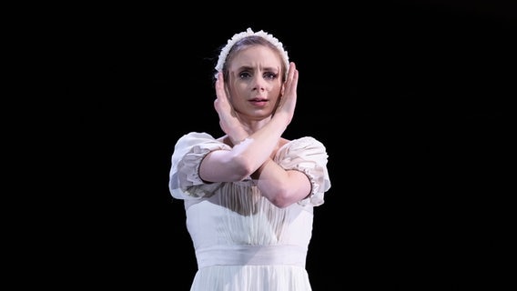 Die erste Solistin des Hamburg Balletts, Ida Preatorius, in der Rolle der Jane Eyre © Kiran West Foto: Kiran West