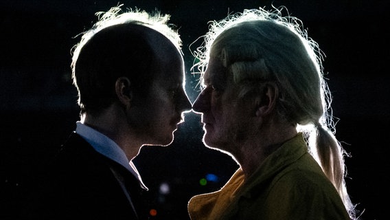 Zwei Personen stehen sich so nah gegenüber, dass ihre Nasen sich berühren © Armin Smailovic / Thalia Theater Foto: Armin Smailovic