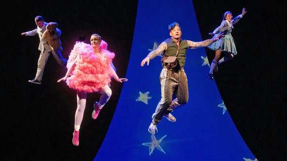 Theaterschauspieler fliegen im Stück "Peter Pan" durch die Luft. © Mecklenburgisches Staatstheater Foto: Silke Winkler