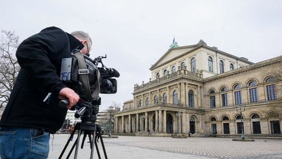 Ein TV-Kameramann filmt die Staatsoper Hannover © Julian Stratenschulte/dpa +++ dpa-Bildfunk +++ Foto: Julian Stratenschulte
