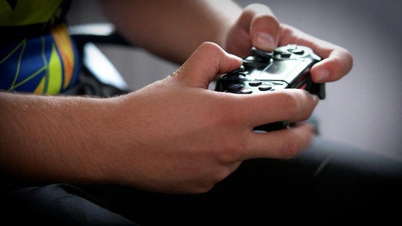 Hände halten ein Gamepad © NDR 