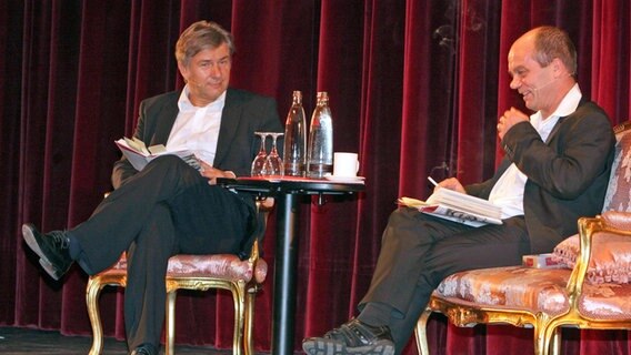 Klaus Wowereit (SPD, Regierender Bürgermeister von Berlin) mit Corny Littmann (re., Leiter des Schmidt Theaters Hamburg) anlässlich der Präsentation seiner Autobiografie am 23. September 2007. © IMAGO / Strussfoto 