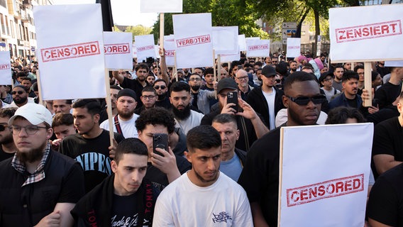 Zu einer Demonstration des islamistischen Netzwerks "Muslim Interaktiv" haben sich in Hamburg mehrere hundert Menschen versammelt. © picture alliance / epd-bild Foto: Stephan Wallocha