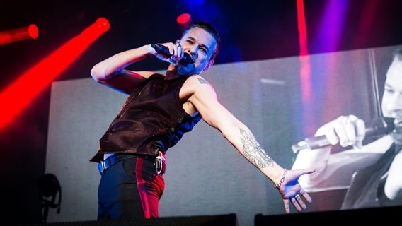 Dave Gahan von Depeche Mode singt während eines Liveauftritts in Barolo in ein Mikrofon. © picture alliance / Pacific Press | Corrado Iorfida 