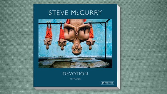Buchcover "Devotion" von Steve McCurry © Prestel Verlag 