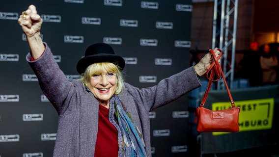 Schauspielerin Hannelore Hoger beim Eröffnungsteppich beim 30. Filmfest Hamburg von "Wir sind dann wohl die Angehörigen" © Axel Heimken/dpa Foto: Axel Heimken