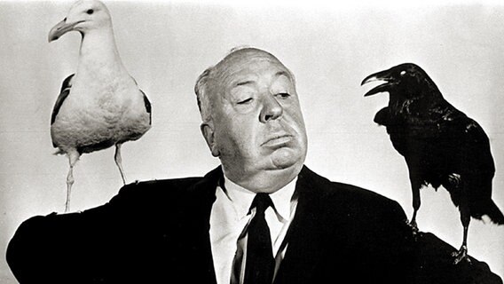 Alfred Hitchcock mit Krähe und Möve © picture-alliance / KPA Honorar und Belege Foto: KPA