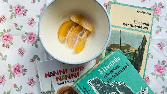 Folge 5 - des NDR Literaturpodcasts "eat.READ.sleep" mit Dosenpfirsichen, Kondensmilch und Büchern wie Enid Blytons "Die Insel der Abenteuer" © NDR Foto: Katharina Mahrenholtz