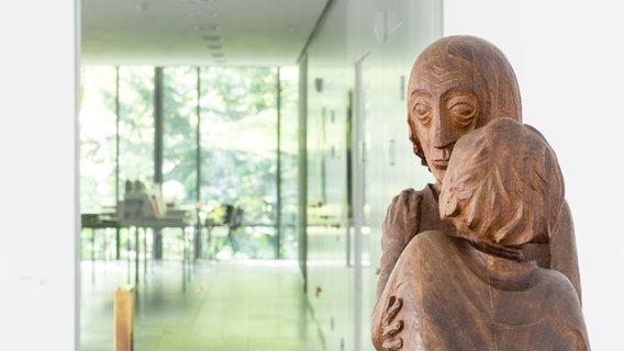 Blick auf eine Skulptur im Ernst Barlach Haus © Andreas Weiss Foto: Andreas Weiss