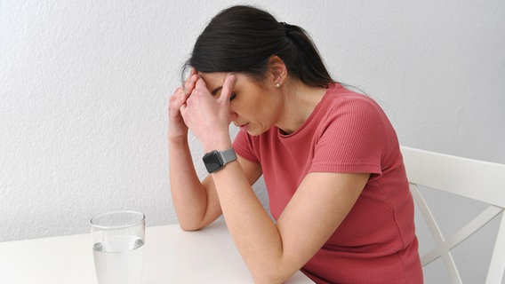 Eine erschöpfte Frau sitzt am Tisch © SvenSimon Foto: Frank Hoermann