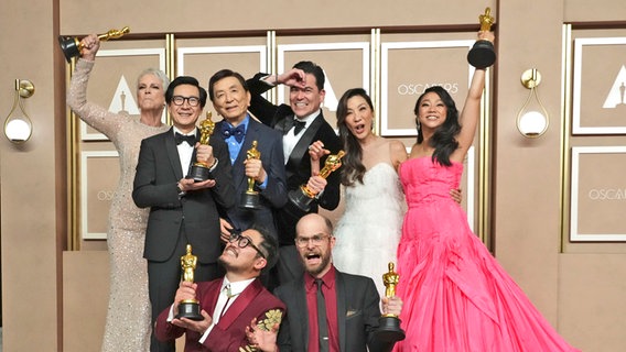 Das komplette Filmteam mit Regisseuren Daniel Kwan (vorne links) und Daniel Scheinert (r.) aus "Everything Everywhere All at Once"  mit seinen sieben Oscars in Hollywood © Foto: Jordan Strauss/Invision/AP +++ dpa-Bildfunk +++ Foto: Jordan Strauss