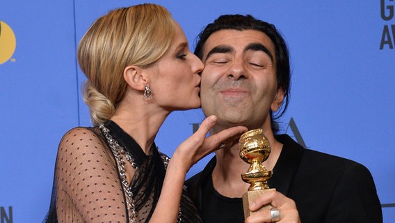 Diane Kruger küsst Fatih Akin bei den Golden Globes 2018 auf die Wange. © picture alliance / newscom | JIM RUYMEN Foto: JIM RUYMEN