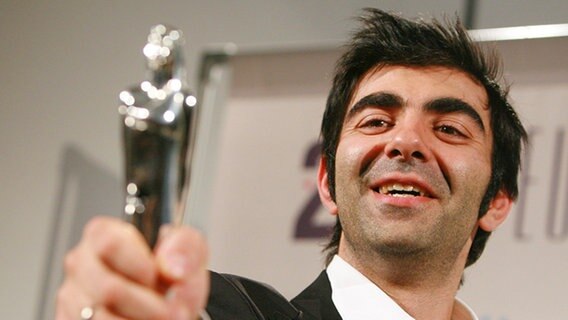 Fatih Akin hält den Europäischen Filmpreis in den Händen © dpa - Bildfunk Foto: Jens Kalaene