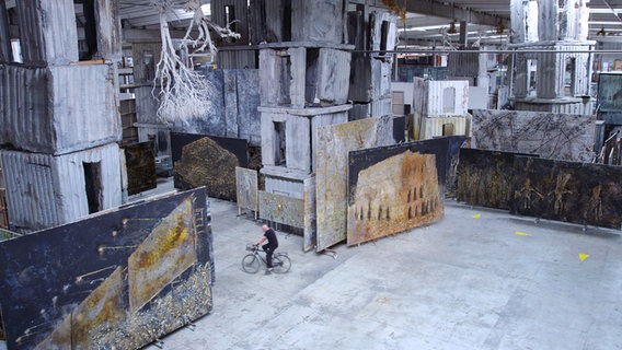 Anselm Kiefer in seinem Atelier bei Paris - zu sehen in der Doku "Anselm" von Wim Wenders © 2023, Road Movies, photograph by Wim Wenders Foto: Wim Wenders