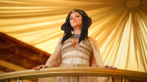 Szene aus "Asterix und Obelix im Reich der Mitte" mit Marion Cotillard als Kleopatra © Leonine Distribution 