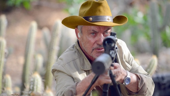 Eine Szene mit Udo Kier als Scharfschütze mit Gewehr in dem Horrorfilm "Bacurau" aus Brasilien © Cinemascopio 