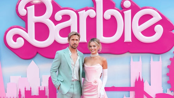 Margot Robbie und Ryan Gosling in jeweils türkis und rosa gekleidet bei einer Filmpremiere von "Barbie" Margot Robbie und Ryan Gosling in jeweils türkis und rosa gekleidet bei einer Filmpremiere von "Barbie" © Scott Garfitt/Invision/AP/dpa +++ dpa-Bildfunk +++ Foto: Scott Garfitt