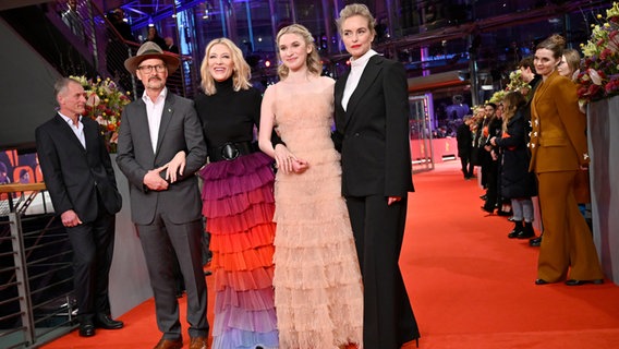 Das Team von "Tàr" auf dem roten Teppich zur Deutschlandpremiere der Berlinale ©  Fabian Sommer/dpa +++ dpa-Bildfunk +++ Foto:  Fabian Sommer