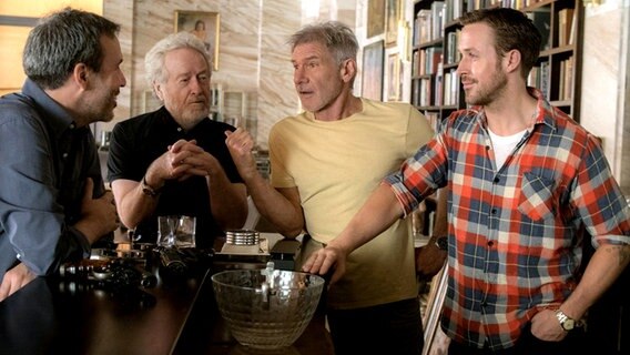 Der Regisseur Denis Villeneuve am Set von "Blade Runner 2049" mit den Mitwirkenden Ridley Scott, Harrison Ford und Ryan Gosling (von links) © Sony Pictures Releasing GmbH 