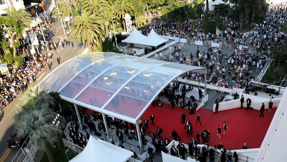 Der rote Teppich des Filmfestivals von Cannes mit Besuchern und Fotografen aus Vogelperspektive © FDC 