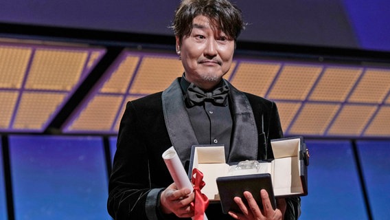 Song Kang-ho, Schauspieler aus Südkorea wird beim Filmfest Cannes als bester Schauspieler ausgezeichnet © Joel C Ryan/Invision/AP/dpa +++ dpa-Bildfunk Foto: Joel C Ryan
