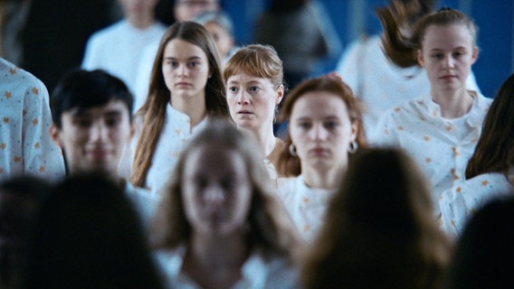 Leonie Benesch läuft als Sportlehrerin Carla Nowak im Spielfilm "Das Lehrerzimmer" durch eine Turnhalle © Alamode Foto: Judith Kaufmann