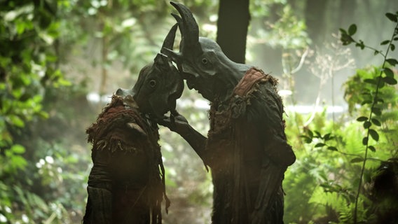 Zwei der Gehörnten lehnen die Köpfe aneinander - Szene aus der Fantasy-Serie "Der Greif" © Gordon A. Timpen, Amazon Studios Foto: Gordon A. Timpen