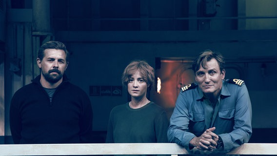 Roscovitz (Klaas Heufer-Umlauf, l.), Charlie Wagner (Leonie Benesch), Alban (Oliver Masucci, r.) in der ZDF-Thriller-Serie "Der Schwarm" © ZDF Foto: Fabio Lovino