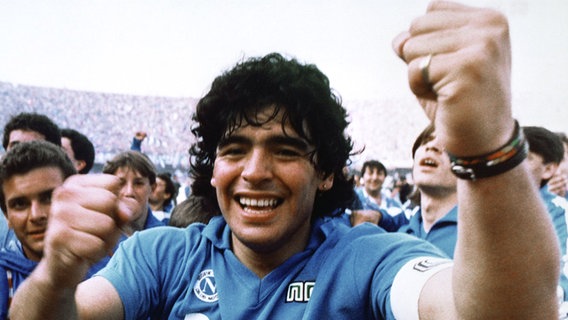 Der argentinische Fußballspieler Diego Maradona reckt lachend die Faust hoch - Szene aus dem Dokumentarfilm "Diego Maradona" von Asif Kapadia. Copyright: Meazza Sambucetti/​AP/​Shutterstock/DCM © Meazza Sambucetti/​AP/​Shutterstock/DCM Foto: Meazza Sambucetti