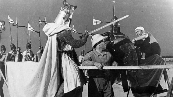 Regisseur Sergej Eisenstein (mitte) am Filmset von "Alexander Nevsky" mit Rittern, Pferden und Komparsen © imago images/Sovfoto \ UIG 