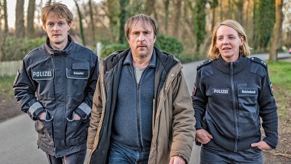 Bjarne Mädel (Mitte) in seinem Regiedebüt "Sörensen hat Angst" - mit Schauspielerin Katrin Wichmann als Polizisten und Leo Meier als Polizisten Bjarne Mädel (Mitte) in seinem Regiedebüt "Sörensen hat Angst" - mit Schauspielerin Katrin Wichmann als Polizisten und Leo Meier als Polizisten © Claussen+Putz Filmproduktion GmbH Foto: Michael Ihle