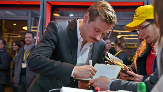 David Kross erteilt Autogramme beim Filmfest Hamburg © NDR Foto: Patricia Batlle