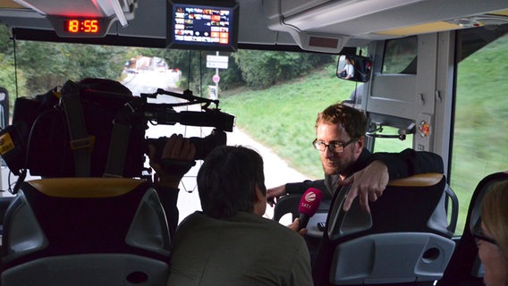 Im Bus mit Arne Krasting auf Tour in der Stadtfahrt "Filmstadt Hamburg - das rollende Kino" © NDR Foto: Patricia Batlle