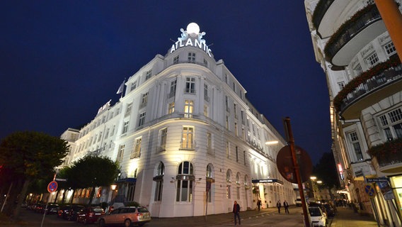 Das Hotel Atlantik in der Abendbeleuchtung © NDR Foto: Patricia Batlle