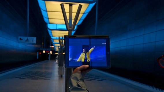Die U-Bahnstation Hafencity im blauen Licht - beliebter Drehort Hamburgs, etwa im Film "Electric Girl" © NDR Foto: Patricia Batlle