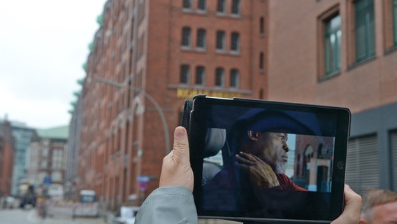 Djimon Honsou auf einer Filmszene auf einem Tablet von "3 Engel für Charlie", zum Teil gedreht in der Speicherstadt © NDR Foto: Patricia Batlle