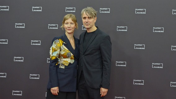 Schauspieler Jens Harzer und Schauspielerin Sandra Hüller auf dem roten Teppich des Filmfests Hamburg Schauspieler Jens Harzer und Schauspielerin Sandra Hüller auf dem roten Teppich des Filmfests Hamburg © NDR Foto: Patricia Batlle